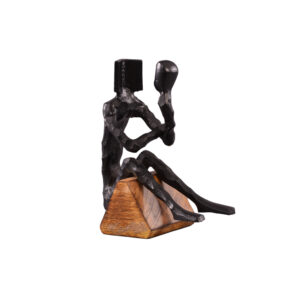 ESCULTURA LEITOR PRETO MADEIRA/ALUM
